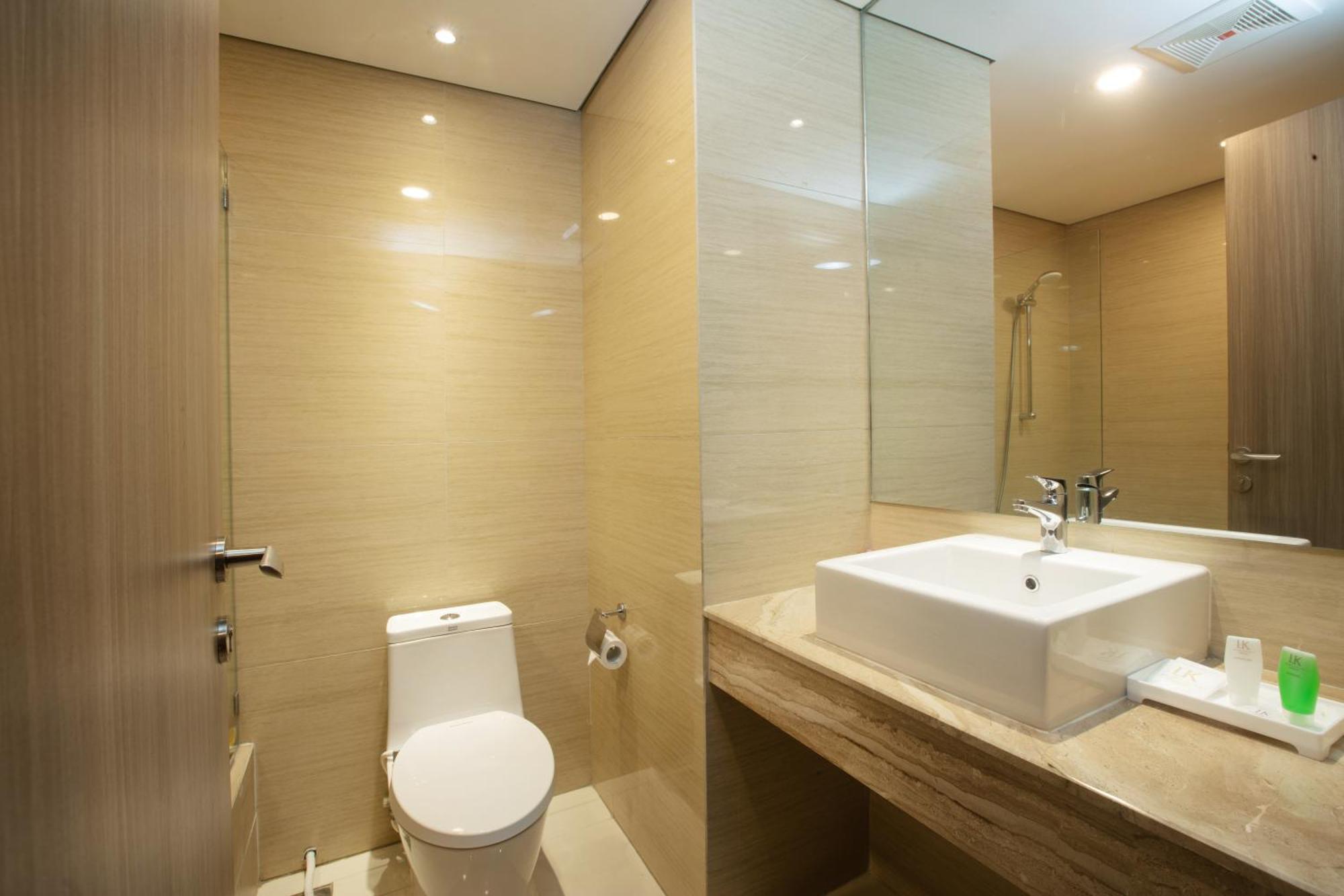 Louis Kienne Chadstone Cikarang Hotel Bekasi Buitenkant foto
