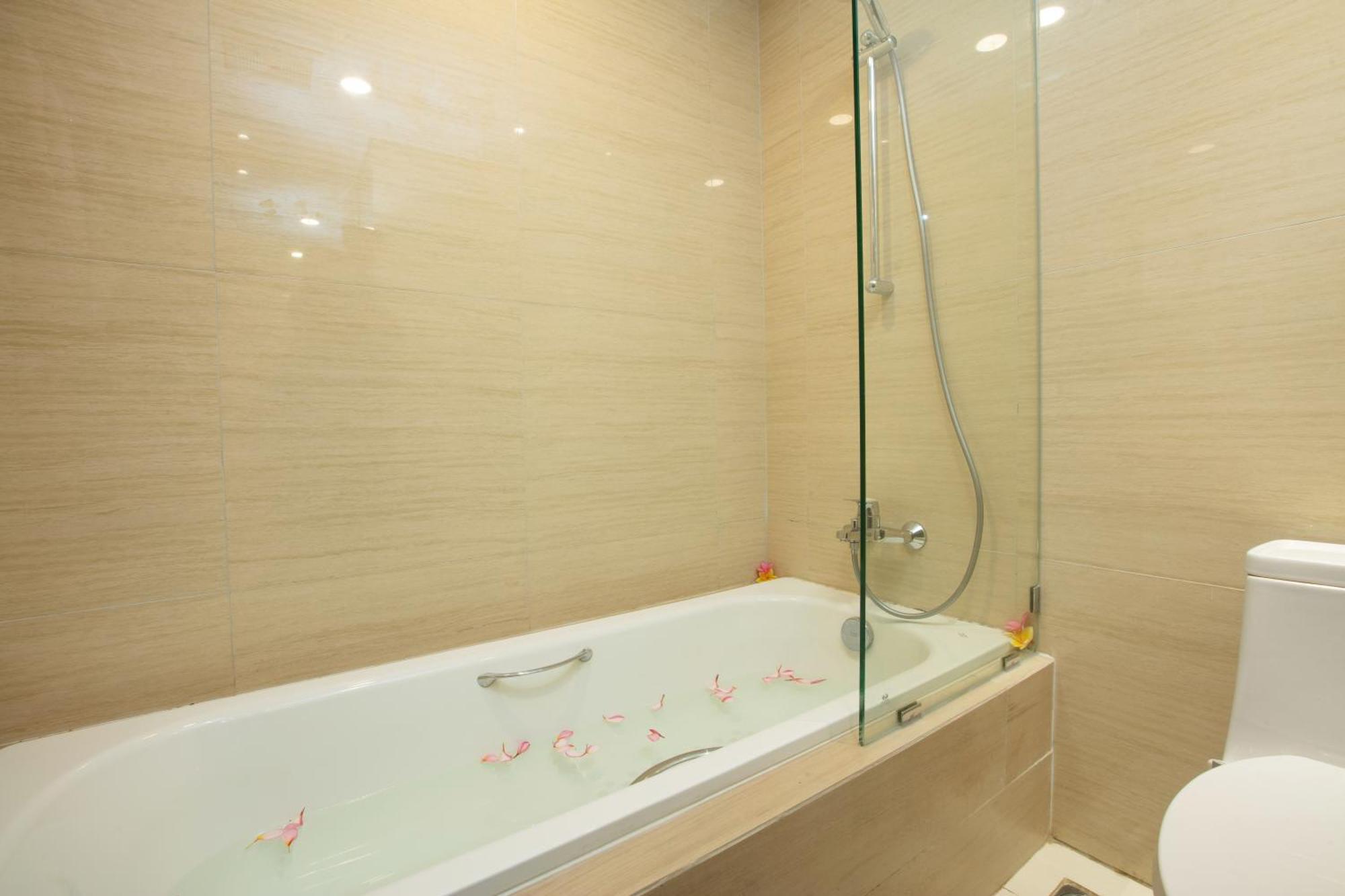 Louis Kienne Chadstone Cikarang Hotel Bekasi Buitenkant foto
