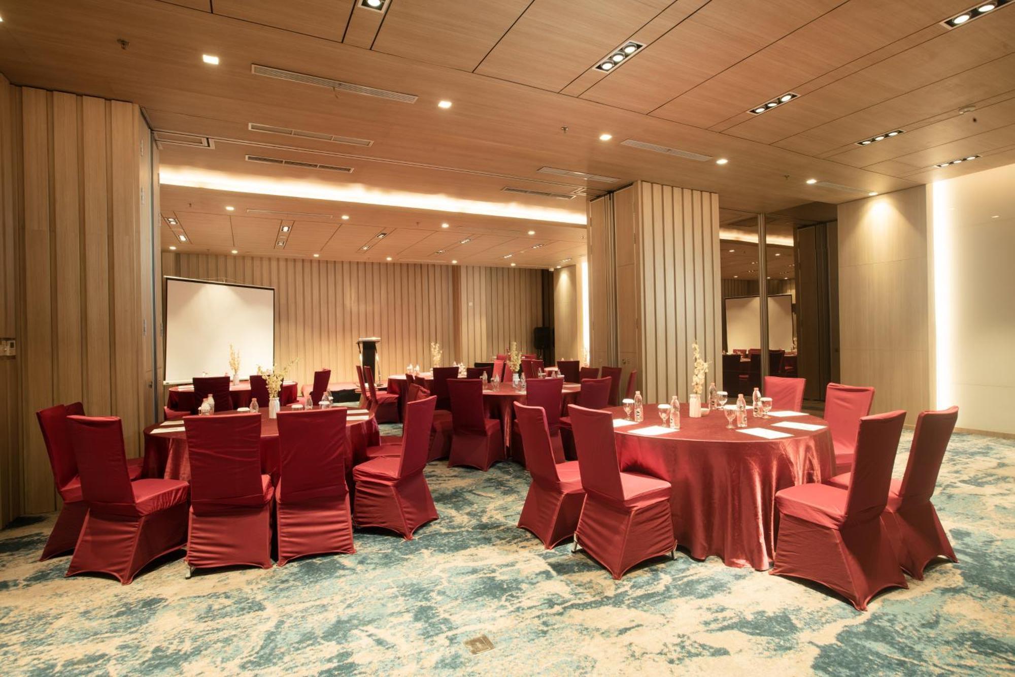 Louis Kienne Chadstone Cikarang Hotel Bekasi Buitenkant foto