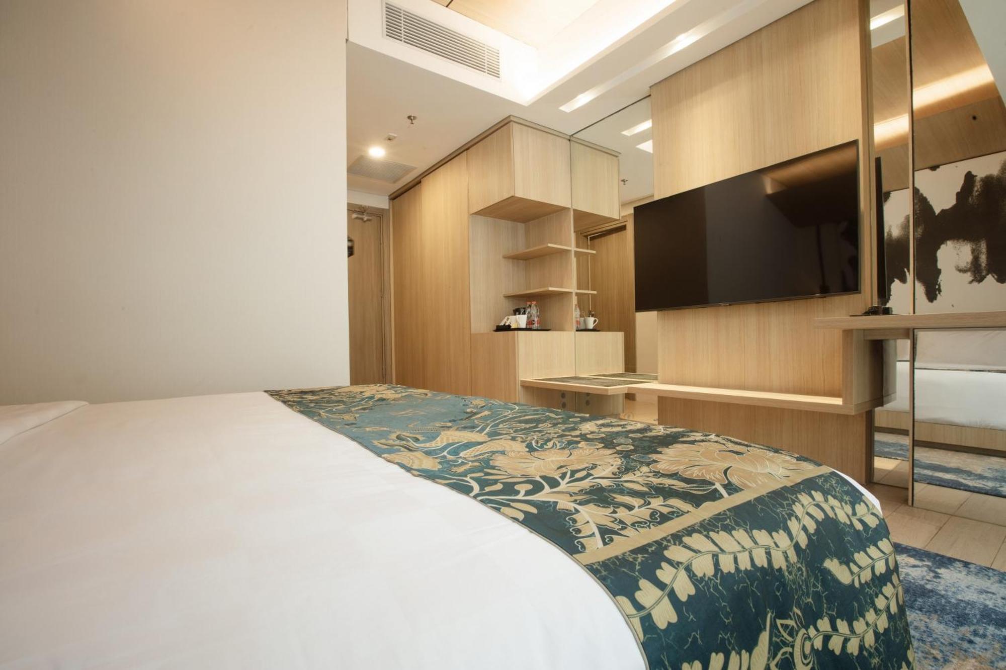 Louis Kienne Chadstone Cikarang Hotel Bekasi Buitenkant foto