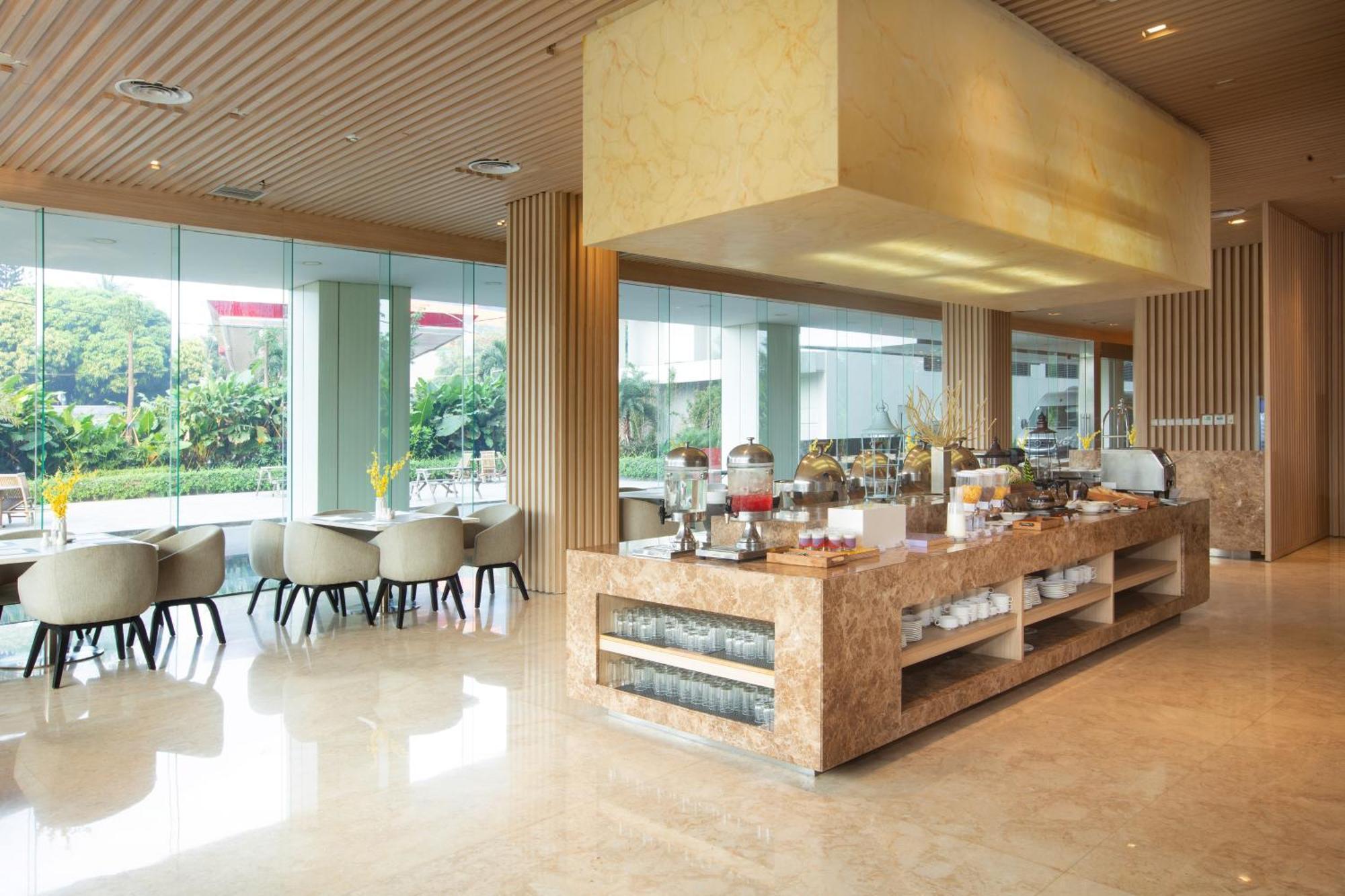 Louis Kienne Chadstone Cikarang Hotel Bekasi Buitenkant foto